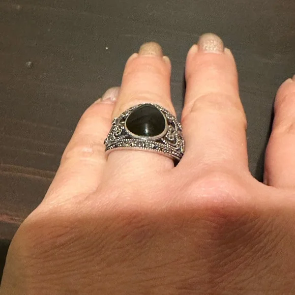 Sterling silver Marcasite onyx ring approximate size 6 1/2 to 6 3/4. - Picture 3 of 6